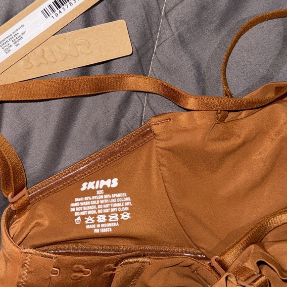 Skims smoothing intimates strapless bra - Picture 4 of 11